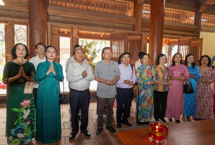 ĐOÀN NGUYÊN CÁN BỘ TRUNG ƯƠNG, THÀNH PHỐ HÀ NỘI VÀ TỈNH HÀ TÂY (CŨ) DÂNG HƯƠNG TẠI KHU LƯU NIỆM TRƯỞNG BAN THƯỜNG TRỰC QUỐC HỘI BÙI BẰNG ĐOÀN
- Ảnh 4.