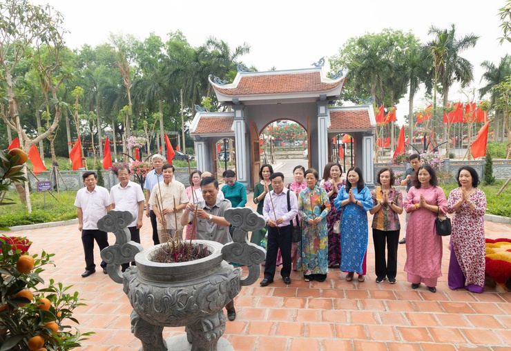 ĐOÀN NGUYÊN CÁN BỘ TRUNG ƯƠNG, THÀNH PHỐ HÀ NỘI VÀ TỈNH HÀ TÂY (CŨ) DÂNG HƯƠNG TẠI KHU LƯU NIỆM TRƯỞNG BAN THƯỜNG TRỰC QUỐC HỘI BÙI BẰNG ĐOÀN
- Ảnh 1.