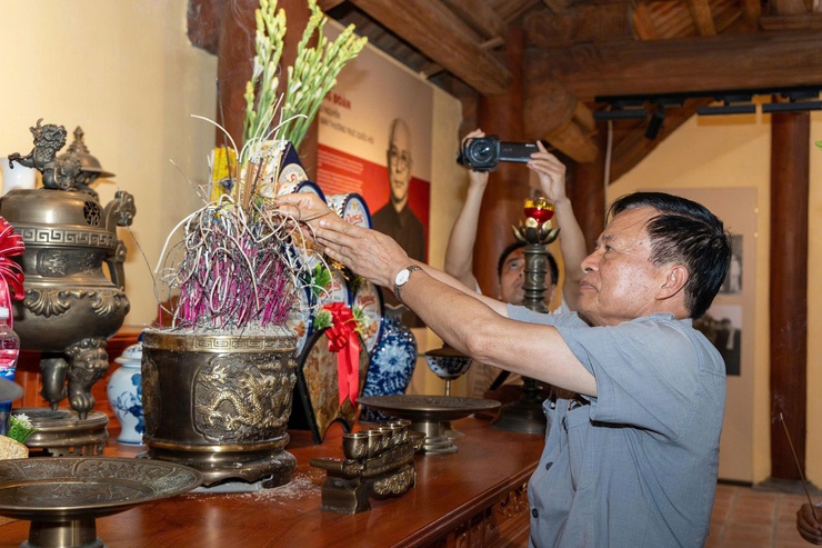 ĐOÀN NGUYÊN CÁN BỘ TRUNG ƯƠNG, THÀNH PHỐ HÀ NỘI VÀ TỈNH HÀ TÂY (CŨ) DÂNG HƯƠNG TẠI KHU LƯU NIỆM TRƯỞNG BAN THƯỜNG TRỰC QUỐC HỘI BÙI BẰNG ĐOÀN
- Ảnh 5.