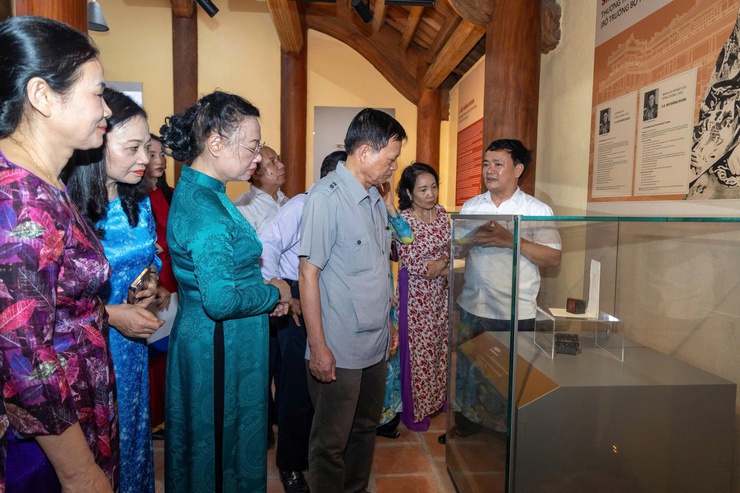 ĐOÀN NGUYÊN CÁN BỘ TRUNG ƯƠNG, THÀNH PHỐ HÀ NỘI VÀ TỈNH HÀ TÂY (CŨ) DÂNG HƯƠNG TẠI KHU LƯU NIỆM TRƯỞNG BAN THƯỜNG TRỰC QUỐC HỘI BÙI BẰNG ĐOÀN
- Ảnh 2.