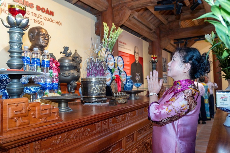 ĐOÀN NGUYÊN CÁN BỘ TRUNG ƯƠNG, THÀNH PHỐ HÀ NỘI VÀ TỈNH HÀ TÂY (CŨ) DÂNG HƯƠNG TẠI KHU LƯU NIỆM TRƯỞNG BAN THƯỜNG TRỰC QUỐC HỘI BÙI BẰNG ĐOÀN
- Ảnh 6.