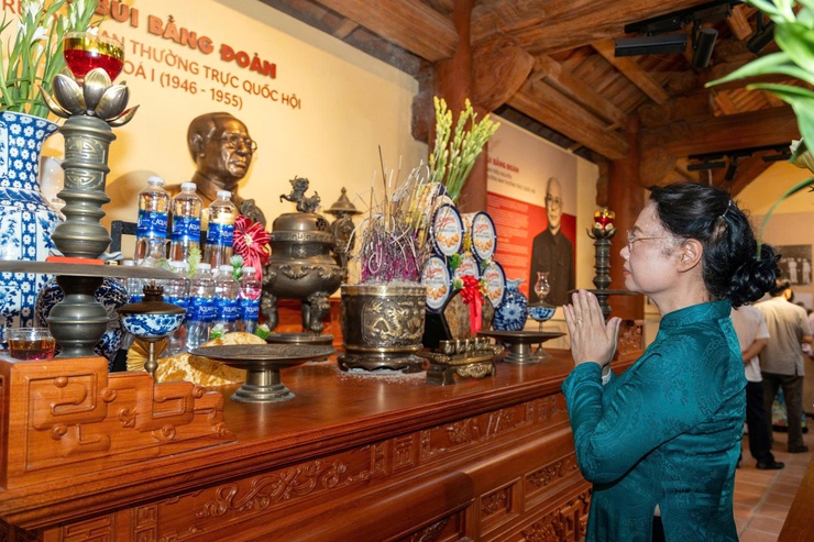ĐOÀN NGUYÊN CÁN BỘ TRUNG ƯƠNG, THÀNH PHỐ HÀ NỘI VÀ TỈNH HÀ TÂY (CŨ) DÂNG HƯƠNG TẠI KHU LƯU NIỆM TRƯỞNG BAN THƯỜNG TRỰC QUỐC HỘI BÙI BẰNG ĐOÀN
- Ảnh 7.