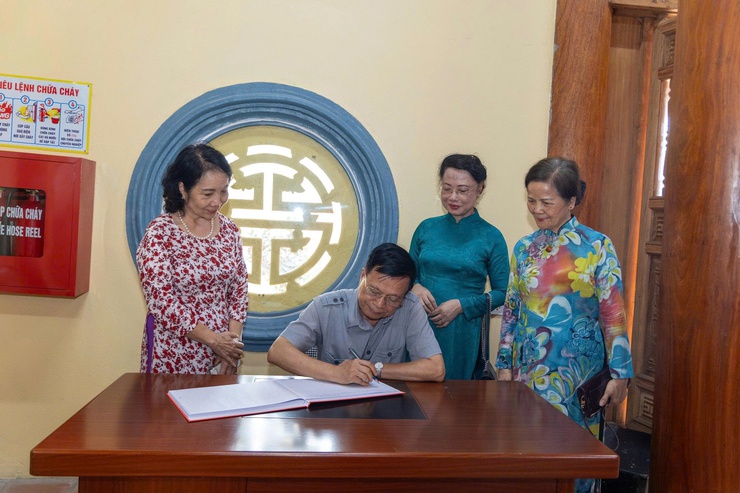 ĐOÀN NGUYÊN CÁN BỘ TRUNG ƯƠNG, THÀNH PHỐ HÀ NỘI VÀ TỈNH HÀ TÂY (CŨ) DÂNG HƯƠNG TẠI KHU LƯU NIỆM TRƯỞNG BAN THƯỜNG TRỰC QUỐC HỘI BÙI BẰNG ĐOÀN
- Ảnh 3.