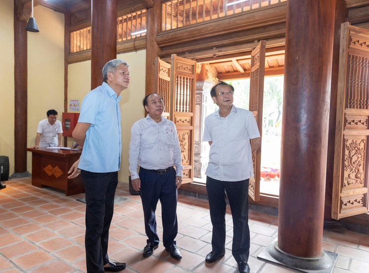 ĐOÀN NGUYÊN CÁN BỘ TRUNG ƯƠNG, THÀNH PHỐ HÀ NỘI VÀ TỈNH HÀ TÂY (CŨ) DÂNG HƯƠNG TẠI KHU LƯU NIỆM TRƯỞNG BAN THƯỜNG TRỰC QUỐC HỘI BÙI BẰNG ĐOÀN
- Ảnh 8.