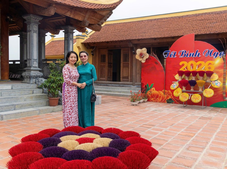 ĐOÀN NGUYÊN CÁN BỘ TRUNG ƯƠNG, THÀNH PHỐ HÀ NỘI VÀ TỈNH HÀ TÂY (CŨ) DÂNG HƯƠNG TẠI KHU LƯU NIỆM TRƯỞNG BAN THƯỜNG TRỰC QUỐC HỘI BÙI BẰNG ĐOÀN
- Ảnh 9.