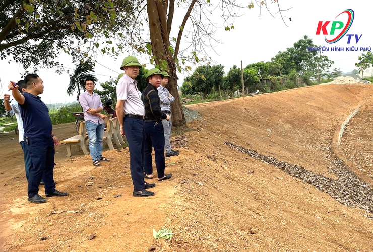 UBND xã Kiều Phú tổ chức kiểm tra hành lang các tuyến đê phục vụ cho công tác phòng chống thiên tai và đảm bảo giao thông đi lại cho nhân dân trên địa bàn xã năm 2026- Ảnh 1.