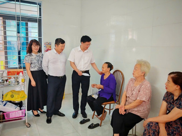 DÂN HÒA: KHÁM BỆNH MIỄN PHÍ CHO NHÂN DÂN – CHẮP CÁNH AN VUI, GÌN GIỮ "KHOẺ ĐỂ XÂY DỰNG" - Ảnh 2.