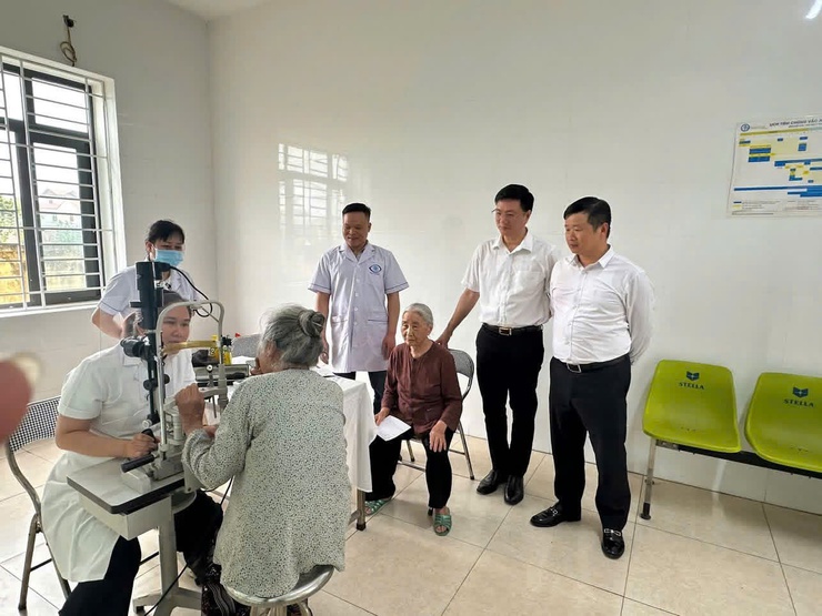 DÂN HÒA: KHÁM BỆNH MIỄN PHÍ CHO NHÂN DÂN – CHẮP CÁNH AN VUI, GÌN GIỮ "KHOẺ ĐỂ XÂY DỰNG" - Ảnh 3.