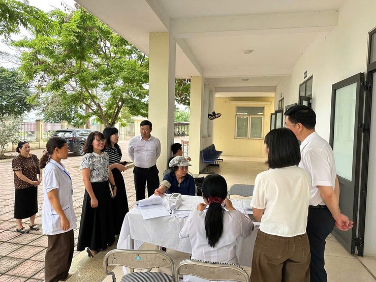 DÂN HÒA: KHÁM BỆNH MIỄN PHÍ CHO NHÂN DÂN – CHẮP CÁNH AN VUI, GÌN GIỮ "KHOẺ ĐỂ XÂY DỰNG" - Ảnh 5.