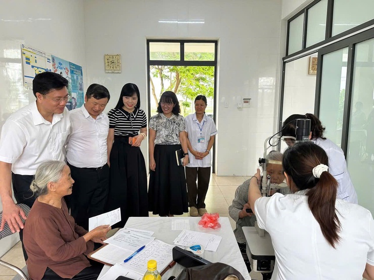 DÂN HÒA: KHÁM BỆNH MIỄN PHÍ CHO NHÂN DÂN – CHẮP CÁNH AN VUI, GÌN GIỮ "KHOẺ ĐỂ XÂY DỰNG" - Ảnh 1.