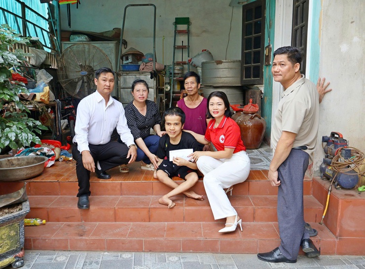 Hội chữ thập đỏ xã Đoài Phương tặng quà 9 người khuyết tật đặc biệt nặng- Ảnh 1.