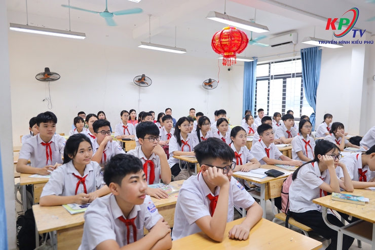 Công an thành phố phối hợp vời các đơn vị trường học tổ chức Chương trình tuyên truyền phổ biến giáo dục pháp luật phòng ngừa vi phạm pháp luật tại các trường trung học cơ sở, trung học phổ thông trên địa bàn thành phố Hà Nội- Ảnh 3.