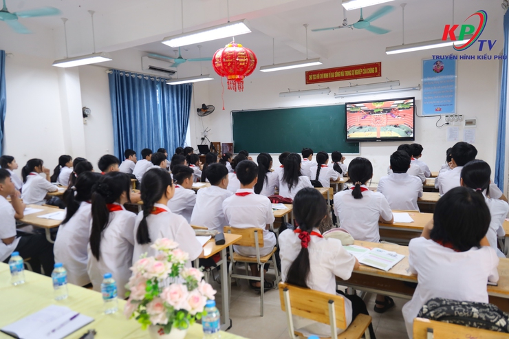 Công an thành phố phối hợp vời các đơn vị trường học tổ chức Chương trình tuyên truyền phổ biến giáo dục pháp luật phòng ngừa vi phạm pháp luật tại các trường trung học cơ sở, trung học phổ thông trên địa bàn thành phố Hà Nội- Ảnh 2.