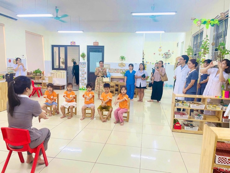 Các trường mầm non trên địa bàn xã tăng cường phòng, chống dịch bệnh tay chân miệng - Ảnh 1.