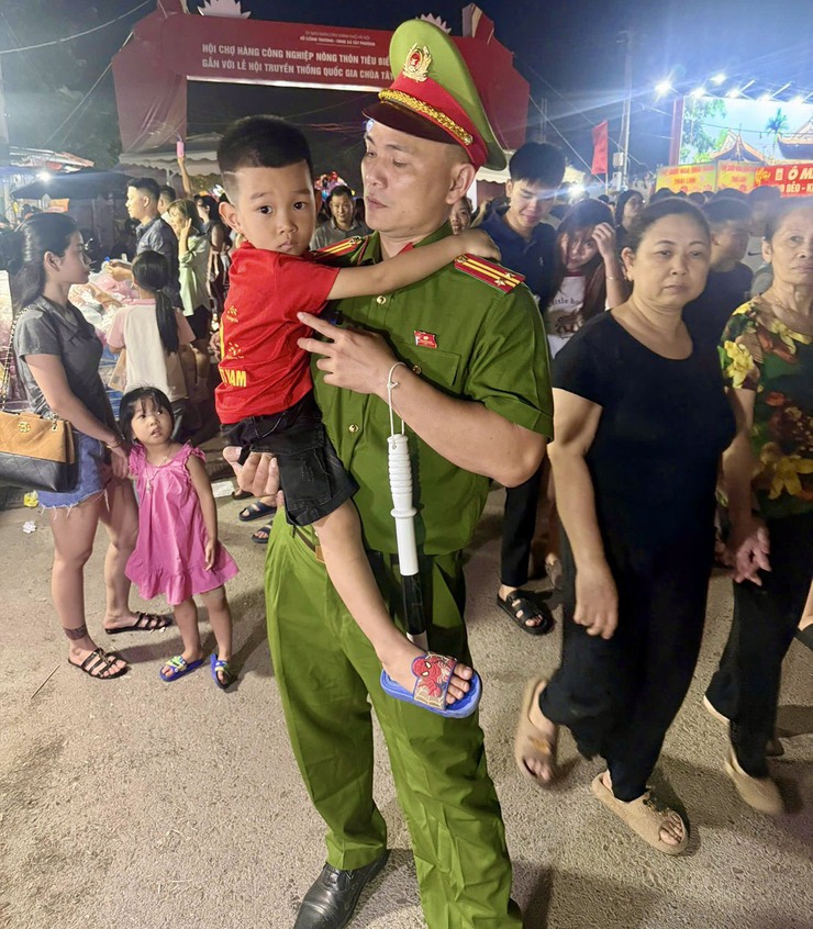 TĂNG CƯỜNG ĐẢM BẢO AN NINH TRẬT TỰ, AN TOÀN CHO NHÂN DÂN VÀ DU KHÁCH- Ảnh 1.