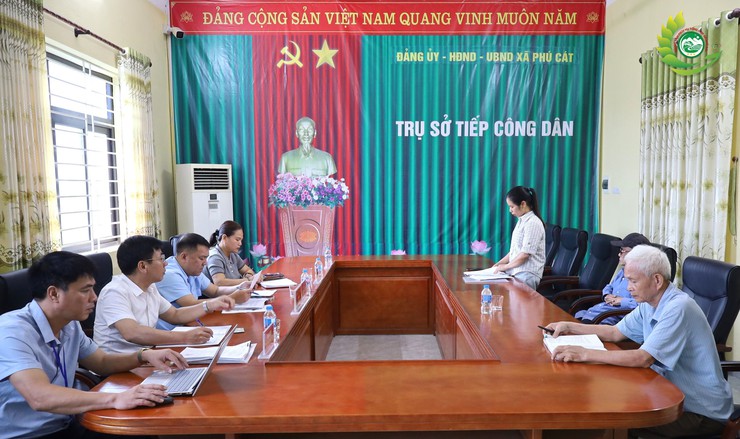 Đồng chí Phó chủ tịch UBND xã Phú Cát tiếp công dân trong buổi tiếp công dân định kỳ- Ảnh 1.