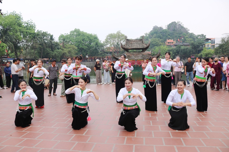 Vũ điệu múa sạp Mường bùng nổ, góp phần làm nên sắc màu độc đáo cho Lễ hội Chùa Thầy- Ảnh 14.