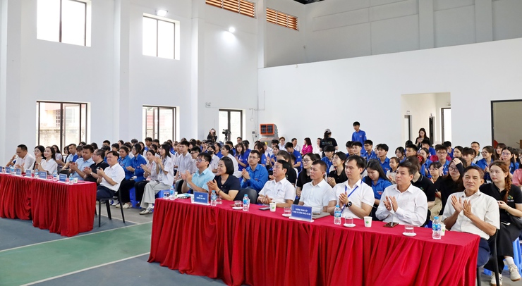 Sôi động Ngày hội Việc làm 2026 tại Tùng Thiện – Nơi kết nối ước mơ và cơ hội nghề nghiệp- Ảnh 1.