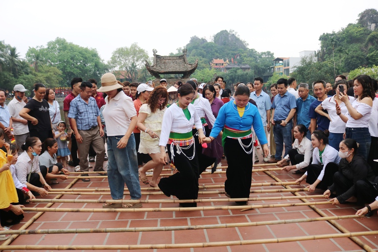Vũ điệu múa sạp Mường bùng nổ, góp phần làm nên sắc màu độc đáo cho Lễ hội Chùa Thầy- Ảnh 3.