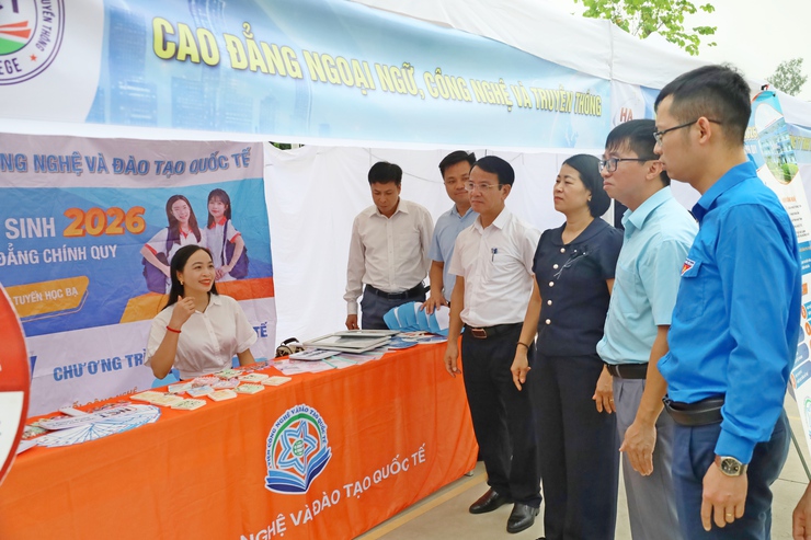 Sôi động Ngày hội Việc làm 2026 tại Tùng Thiện – Nơi kết nối ước mơ và cơ hội nghề nghiệp- Ảnh 8.