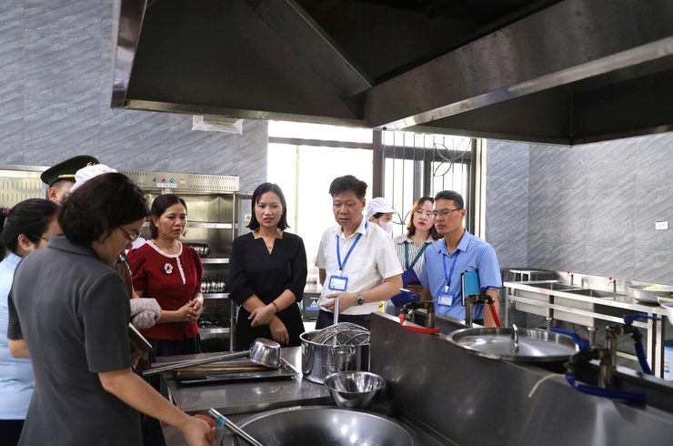 Phát hiện 160kg thực phẩm không rõ nguồn gốc tại cơ sở nấu cỗ đông người: Quang Minh siết chặt kiểm tra ATTP trong Tháng hành động- Ảnh 1.