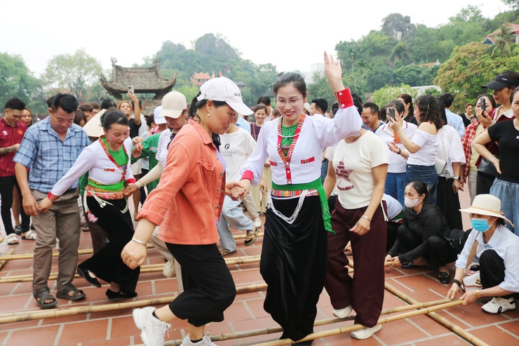 Vũ điệu múa sạp Mường bùng nổ, góp phần làm nên sắc màu độc đáo cho Lễ hội Chùa Thầy- Ảnh 4.