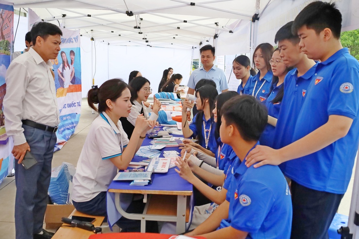 Sôi động Ngày hội Việc làm 2026 tại Tùng Thiện – Nơi kết nối ước mơ và cơ hội nghề nghiệp- Ảnh 9.