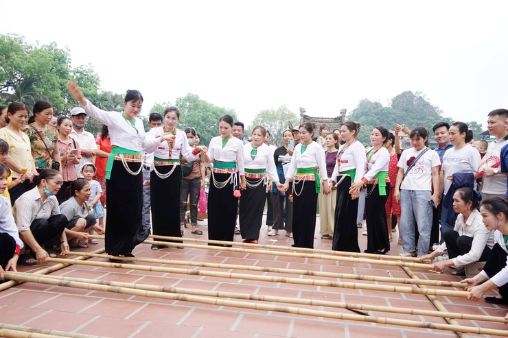 Vũ điệu múa sạp Mường bùng nổ, góp phần làm nên sắc màu độc đáo cho Lễ hội Chùa Thầy- Ảnh 5.