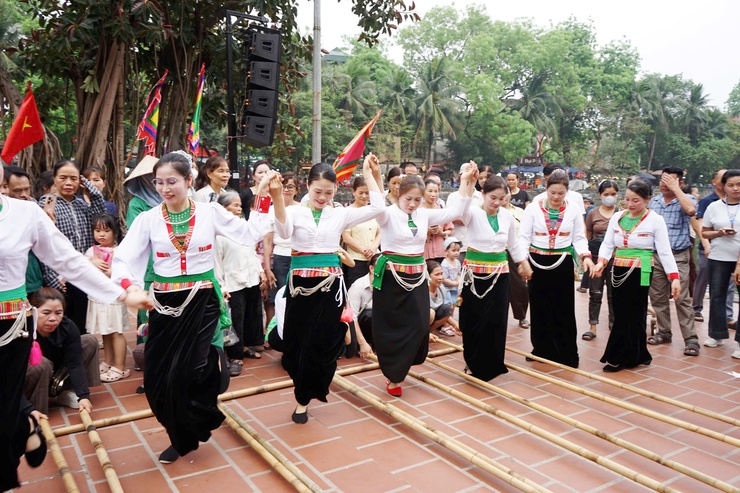 Vũ điệu múa sạp Mường bùng nổ, góp phần làm nên sắc màu độc đáo cho Lễ hội Chùa Thầy- Ảnh 6.