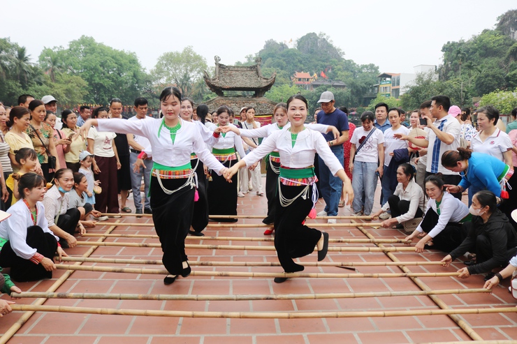 Vũ điệu múa sạp Mường bùng nổ, góp phần làm nên sắc màu độc đáo cho Lễ hội Chùa Thầy- Ảnh 8.