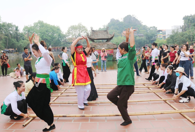 Vũ điệu múa sạp Mường bùng nổ, góp phần làm nên sắc màu độc đáo cho Lễ hội Chùa Thầy- Ảnh 7.