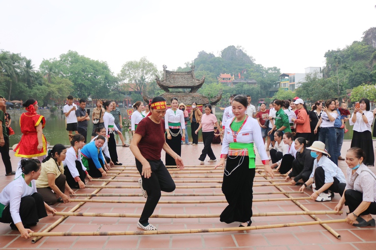 Vũ điệu múa sạp Mường bùng nổ, góp phần làm nên sắc màu độc đáo cho Lễ hội Chùa Thầy- Ảnh 9.