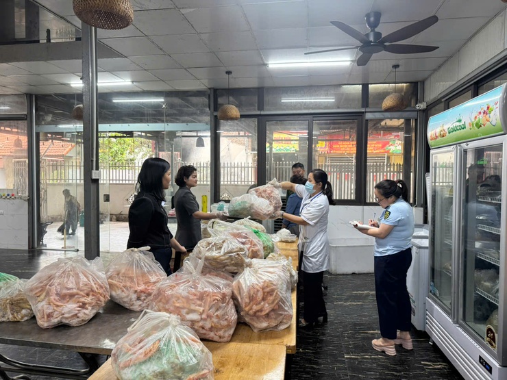 Phát hiện 160kg thực phẩm không rõ nguồn gốc tại cơ sở nấu cỗ đông người: Quang Minh siết chặt kiểm tra ATTP trong Tháng hành động- Ảnh 2.
