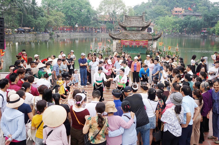 Vũ điệu múa sạp Mường bùng nổ, góp phần làm nên sắc màu độc đáo cho Lễ hội Chùa Thầy- Ảnh 1.