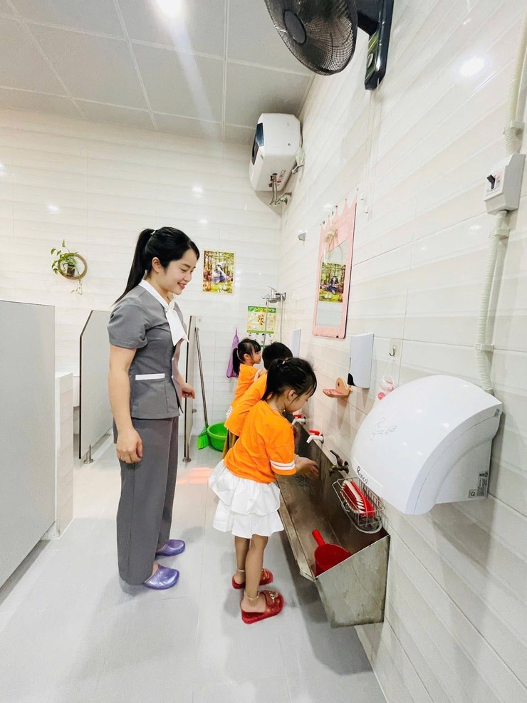 Các trường mầm non trên địa bàn xã tăng cường phòng, chống dịch bệnh tay chân miệng - Ảnh 2.