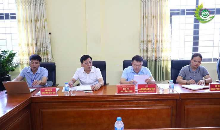 Đồng chí Phó chủ tịch UBND xã Phú Cát tiếp công dân trong buổi tiếp công dân định kỳ- Ảnh 2.