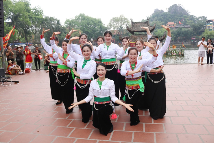 Vũ điệu múa sạp Mường bùng nổ, góp phần làm nên sắc màu độc đáo cho Lễ hội Chùa Thầy- Ảnh 15.