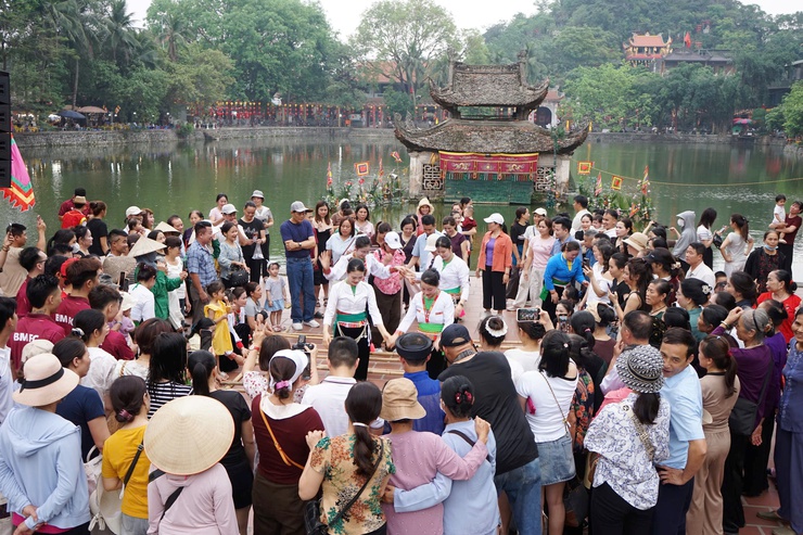 Vũ điệu múa sạp Mường bùng nổ, góp phần làm nên sắc màu độc đáo cho Lễ hội Chùa Thầy- Ảnh 2.