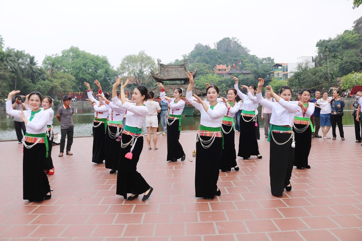 Vũ điệu múa sạp Mường bùng nổ, góp phần làm nên sắc màu độc đáo cho Lễ hội Chùa Thầy- Ảnh 16.