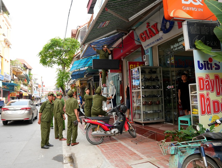 SƠN TÂY RA QUÂN XỬ LÝ VI PHẠM TRẬT TỰ ĐÔ THỊ TRÊN TUYẾN PHỐ PHÙNG KHẮC KHOAN- Ảnh 2.