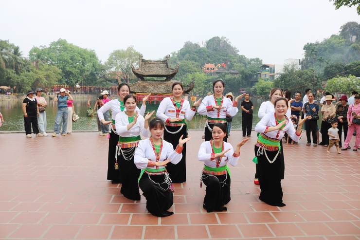 Vũ điệu múa sạp Mường bùng nổ, góp phần làm nên sắc màu độc đáo cho Lễ hội Chùa Thầy- Ảnh 17.