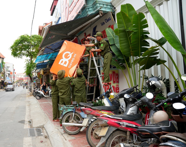 SƠN TÂY RA QUÂN XỬ LÝ VI PHẠM TRẬT TỰ ĐÔ THỊ TRÊN TUYẾN PHỐ PHÙNG KHẮC KHOAN- Ảnh 6.