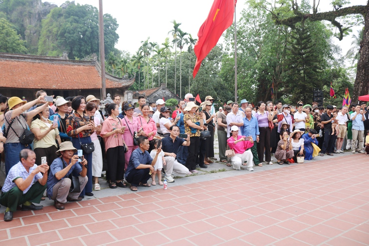 Vũ điệu múa sạp Mường bùng nổ, góp phần làm nên sắc màu độc đáo cho Lễ hội Chùa Thầy- Ảnh 13.