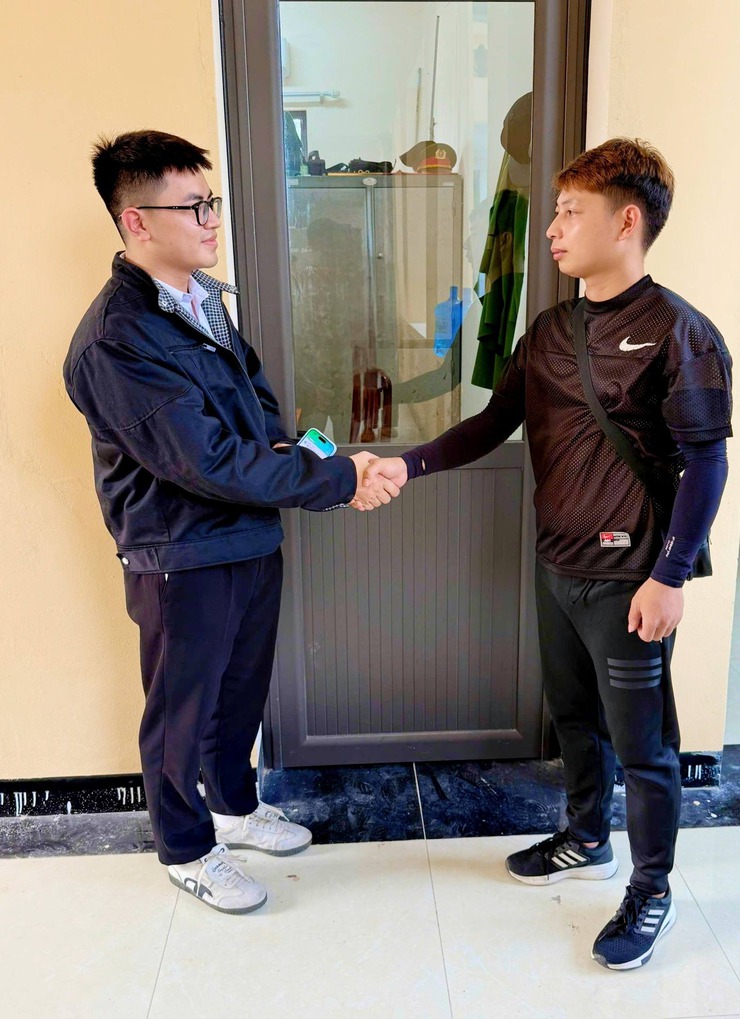 Anh Nguyễn Trọng Đạt trao số tiền hơn 36 triệu đồng cho chủ tài khoản chuyển nhầm- Ảnh 1.