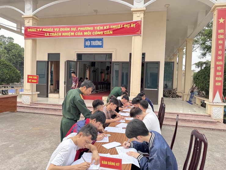 Xã Nội Bài hoàn thành đăng ký nghĩa vụ quân sự cho nam thanh niên tuổi 17- Ảnh 2.