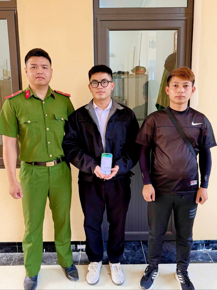 Anh Nguyễn Trọng Đạt trao số tiền hơn 36 triệu đồng cho chủ tài khoản chuyển nhầm- Ảnh 2.
