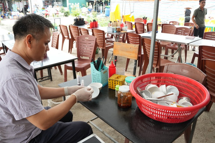 Thượng Phúc tăng cường kiểm tra an toàn thực phẩm- Ảnh 1.