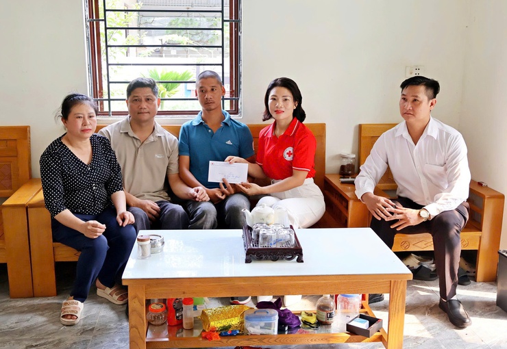 Hội chữ thập đỏ xã Đoài Phương tặng quà 9 người khuyết tật đặc biệt nặng- Ảnh 2.