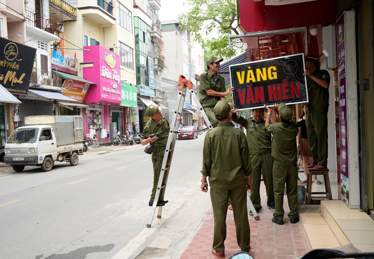 SƠN TÂY RA QUÂN XỬ LÝ VI PHẠM TRẬT TỰ ĐÔ THỊ TRÊN TUYẾN PHỐ PHÙNG KHẮC KHOAN- Ảnh 4.