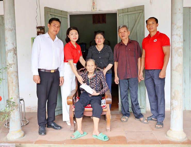 Hội chữ thập đỏ xã Đoài Phương tặng quà 9 người khuyết tật đặc biệt nặng- Ảnh 3.